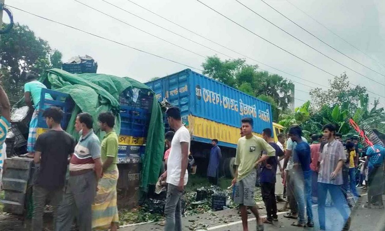 কাভার্ডভ্যানের পেছনে ট্রাকের ধাক্কা, নিহত ২