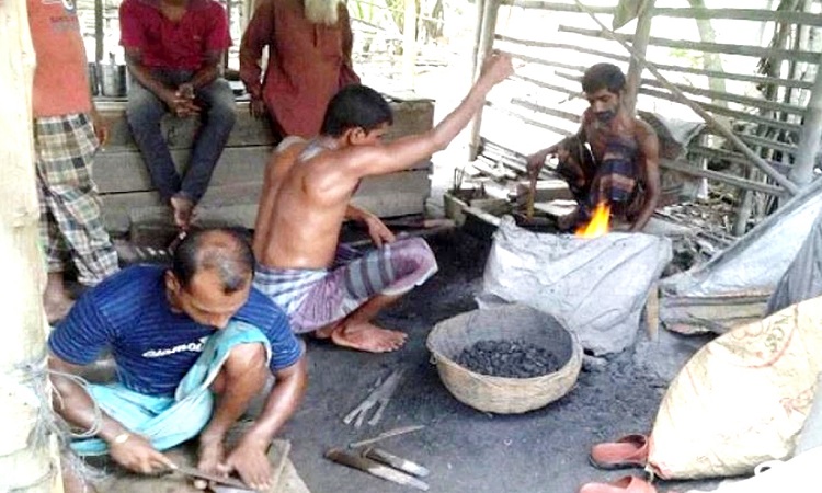 শেষ মুহূর্তে ব্যস্ত হিলির কামররা, লোহার দাম বাড়ায় কপালে চিন্তার ছাপ কামারদের