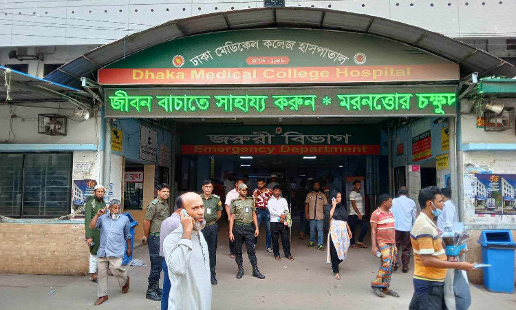 মহাখালী বাস টার্মিনালে দুই বাসের চাপায় টিকিট মাস্টারের মৃত্যু