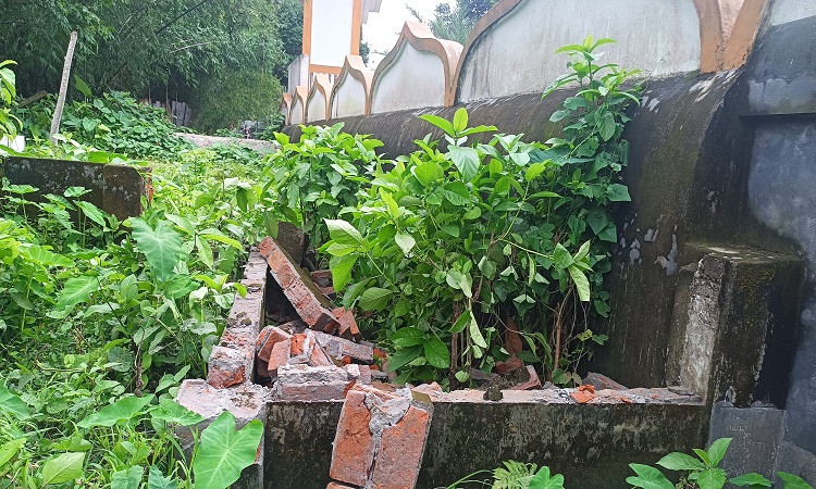 রাস্তা নির্মাণ করতে কবরের দেয়াল ভাঙার অভিযোগ