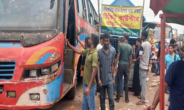 ভোগান্তি না থাকলেও রয়েছে বাড়তি ভাড়া আদা‌য়ের অ‌ভি‌যোগ