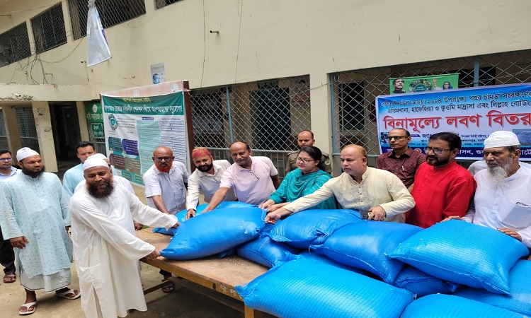 গুরুদাসপুরে চামড়া সংরক্ষণে বিভিন্ন ধর্মীয় প্রতিষ্ঠানে  বিনামূল্যে লবণ বিতরণ