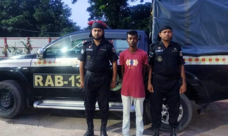 ফুলছড়িতে বিদেশি মদসহ আলোচিত মাদক ব্যবসায়ী গ্রেফতার