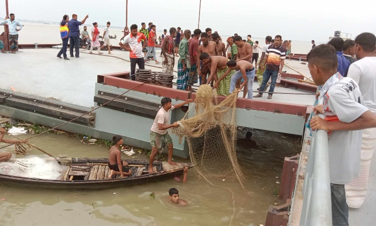 মায়ের সাথে পদ্মায় গোসল করতে গিয়ে ৫ বছরের শিশু নিখোঁজ