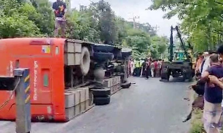 মহাসড়কে বাস উল্টে নারী-শিশুসহ আহত ২০