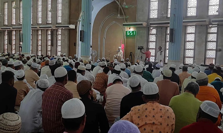ঈদের নামাজে দেশ-জাতি ও বিশ্ববাসীর শান্তি-সমৃদ্ধি কামনা