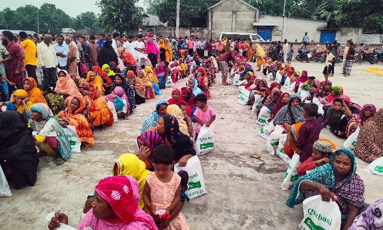 খানসামার ১৩শ পরিবার পেল ঈদ উপহার