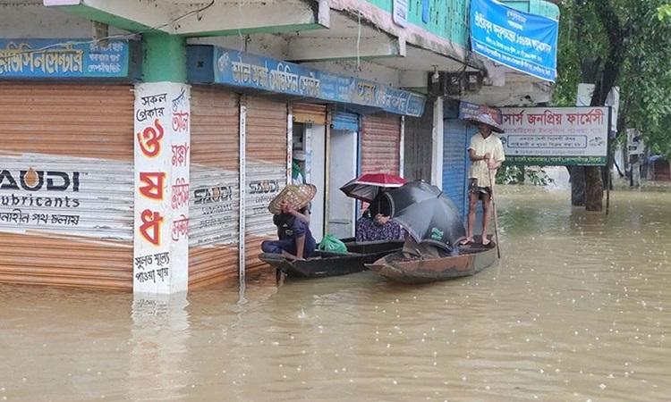 পাহাড়ি ঢল-ভারী বর্ষণে প্লাবিত সিলেট, পানিবন্দি ৫ লাখ মানুষ
