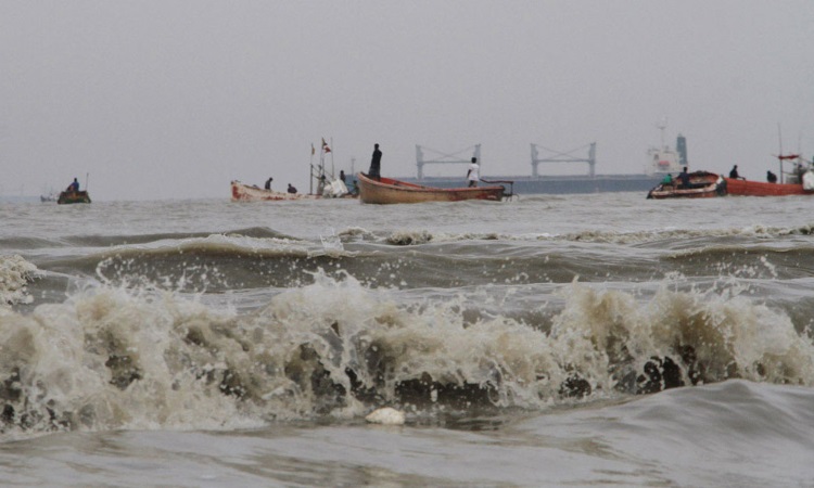 চার সমুদ্রবন্দরে তিন নম্বর সতর্ক সংকেত