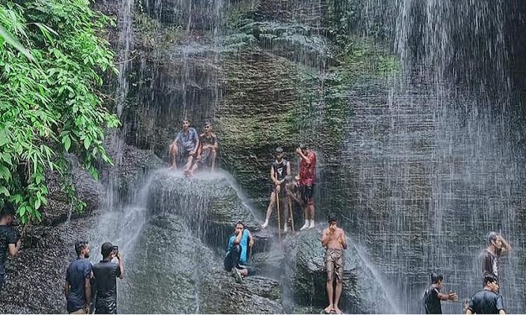 মিরসরাইয়ের ঝরনায় পর্যটকের ঢল