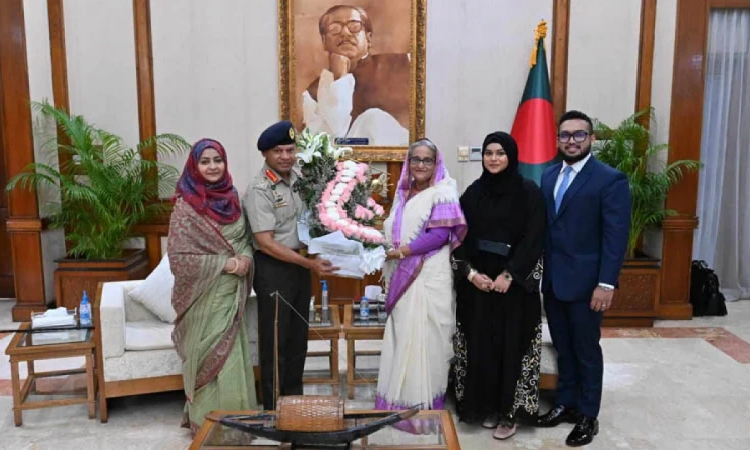 প্রধানমন্ত্রীর সঙ্গে বিদায়ী সেনাপ্রধানের সৌজন্য সাক্ষাৎ
