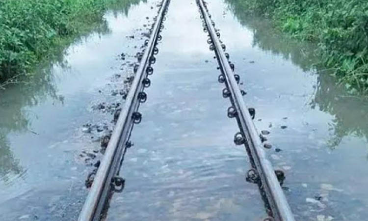 মৌলভীবাজারে গতি কমিয়ে ট্রেন চালাচলের নির্দেশ