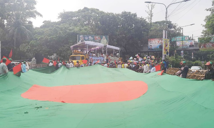 প্রতিষ্ঠাবার্ষিকীর বর্ণাঢ্য র‌্যালিতে আ. লীগের নেতাকর্মীরা