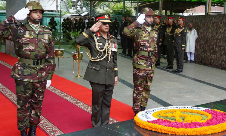 জাতির পিতার প্রতিকৃতিতে পুষ্পস্তবক অর্পণ করলেন সেনাপ্রধান