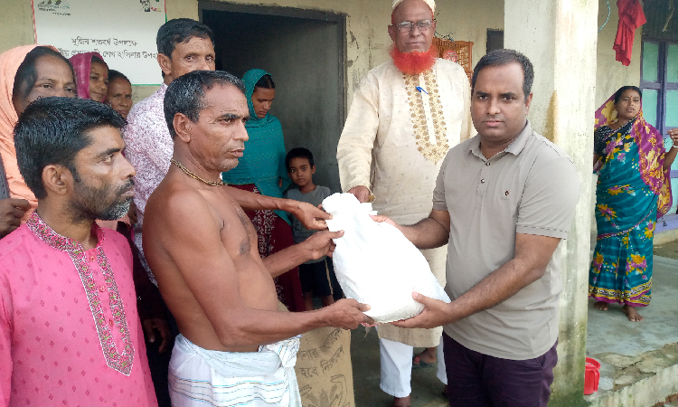 আশ্রয়ণ প্রকল্পের বন্যার্তদের পাশে ইউএনও