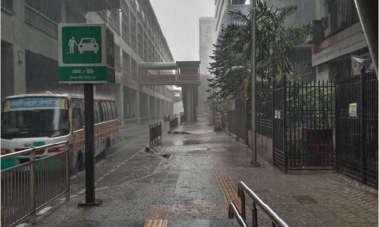 সাতসকালে রাজধানীতে হঠাৎই আষাঢ়ের ঝুম বৃষ্টি