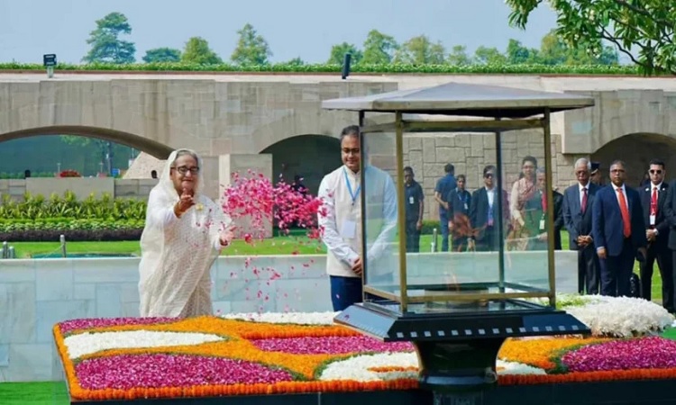 মহাত্মা গান্ধীর সমাধিতে প্রধানমন্ত্রী শেখ হাসিনার শ্রদ্ধা