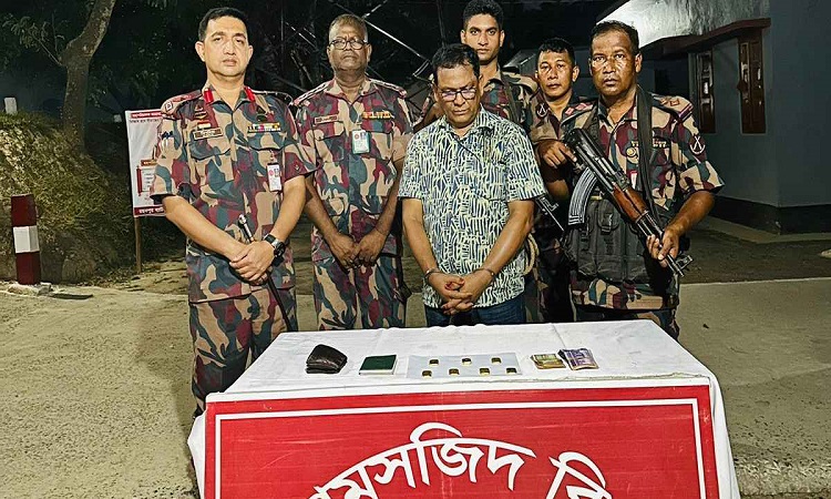 চাঁপাইনবাবগঞ্জের সোনামসজিদ স্থলবন্দরে স্বর্ণের বারসহ ভারতগামী যাত্রী গ্রেফতার