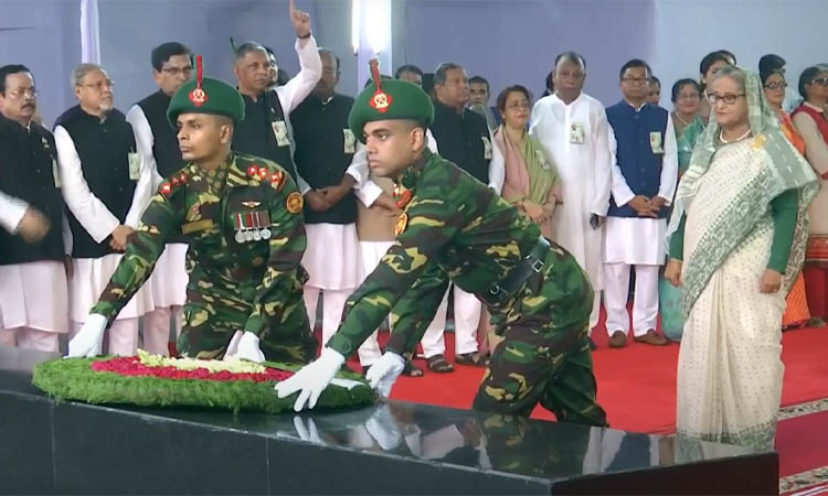 আওয়ামী লীগের প্লাটিনাম জয়ন্তীতে বঙ্গবন্ধুর প্রতিকৃতিতে প্রধানমন্ত্রীর শ্রদ্ধা