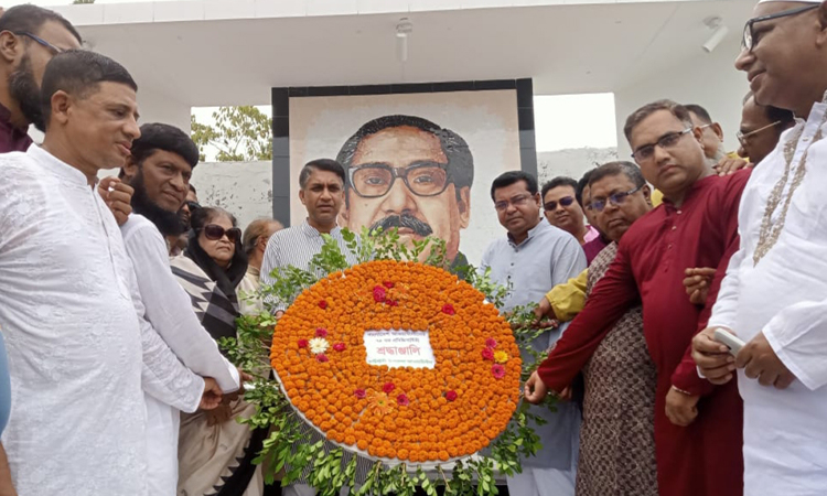 কাউখালীতে আ.লীগের প্রতিষ্ঠাবার্ষিকী উপলক্ষ্যে বঙ্গবন্ধুর প্রতিকৃতিতে পুষ্পমাল্য অর্পণ