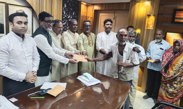 সিংগাইরে এমপি'র ঐচ্ছিক অনুদানের চেক পেলেন ১৭ পরিবার