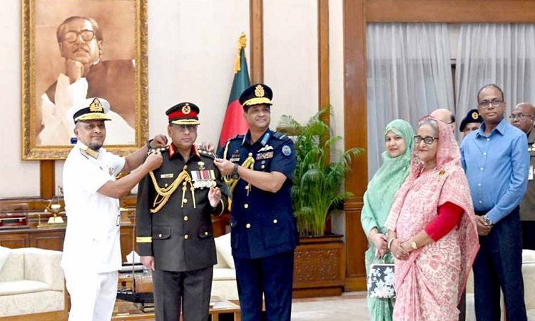 র‍্যাঙ্ক ব্যাজ পরানো হলো নবনিযুক্ত সেনাপ্রধানকে