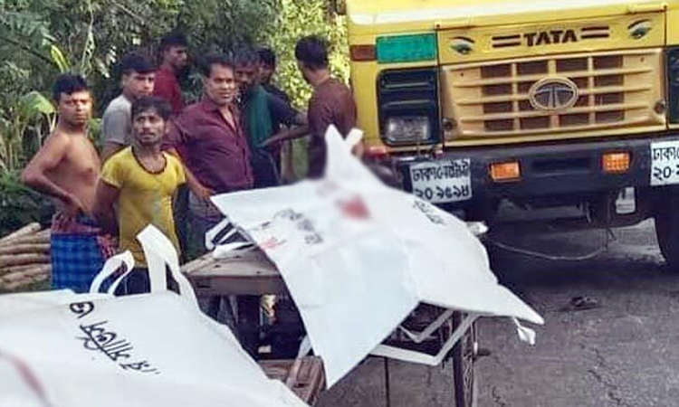 বরিশালে ট্রাকচাপায় ভ্যানচালকসহ নিহত ২