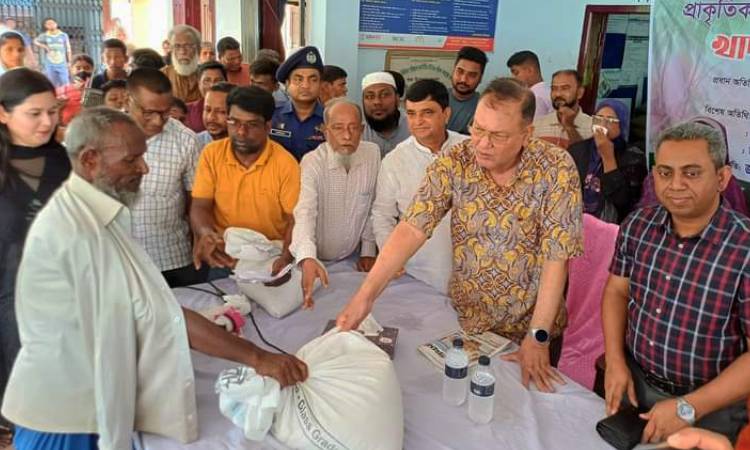 শ্রীমঙ্গলে বন্যায় ক্ষতিগ্রস্ত পরিবারের মাঝে চাল বিতরণ করেন কৃষিমন্ত্রী