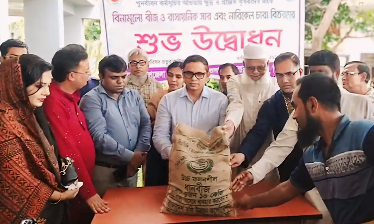 কাউখালীতে কৃষকদের মাঝে কৃষি পণ্য বিতরণ