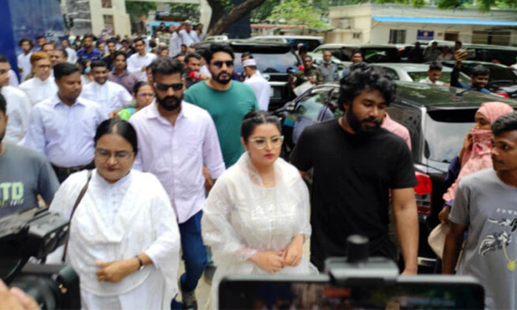 নাসিরকে হত্যাচেষ্টা: আত্মসমর্পণ করে জামিন চাইলেন পরীমণি