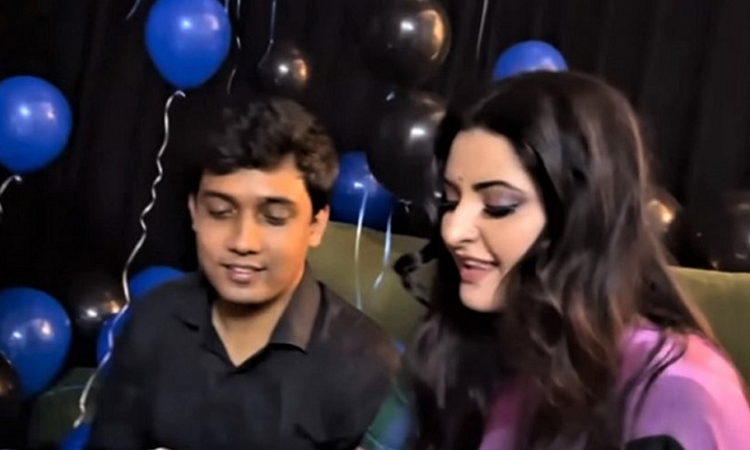 পরীমণির বাসায় রাত্রীযাপন করে চাকরি হারাচ্ছেন সাকলায়েন