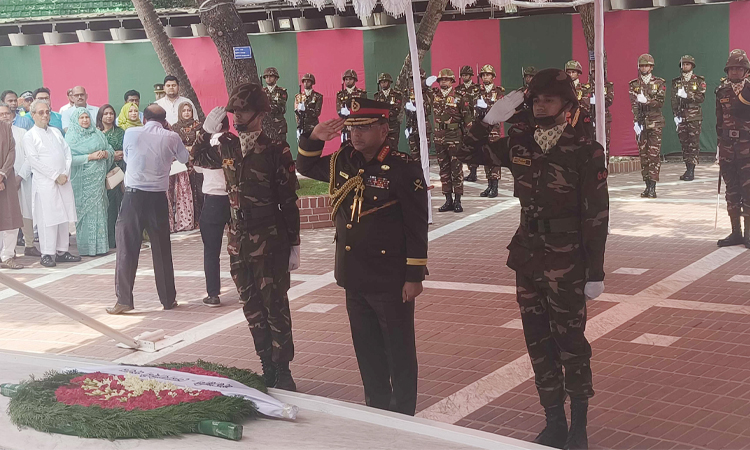 টুঙ্গিপাড়ায় বঙ্গবন্ধুর সমাধিতে নতুন সেনাপ্রধানের শ্রদ্ধা
