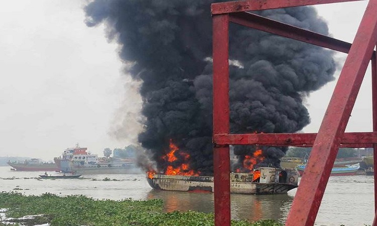 ফতুল্লায় তেলবাহী ট্যাংকারের আগুন নিয়ন্ত্রণে, নিহত ১