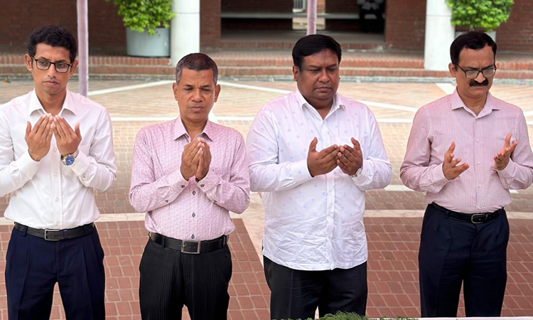 জাতির পিতার সমাধিতে ভূমি আপিল বোর্ডের নবনিযুক্ত চেয়ারম্যানের শ্রদ্ধা