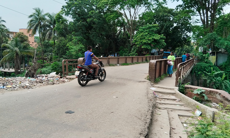 করটিয়ায় পাকিস্তান আমলের তৈরি লোহার ব্রিজটি যেন মরণ ফাঁদ