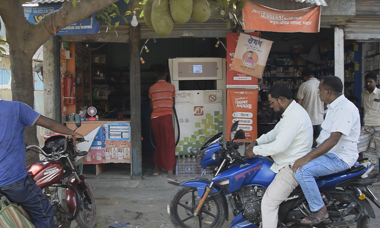 পাবনায় অবৈধ তেল পাম্পের রমরমা ব্যবসা