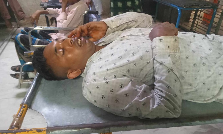 বিদেশ যাত্রার টাকা গেল অজ্ঞান পার্টির পকেটে