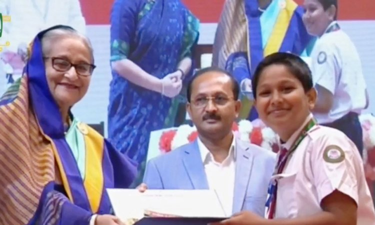 জাতীয় প্রাথমিক শিক্ষা পদক তুলে দিলেন প্রধানমন্ত্রী