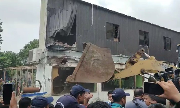 সাদিক অ্যাগ্রোতে উচ্ছেদ অভিযান চালাচ্ছে ডিএনসিসি