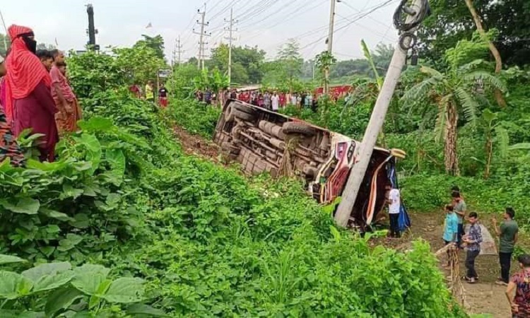 ভালুকায় বাস খাদে পড়ে নিহত ১, আহত ১০