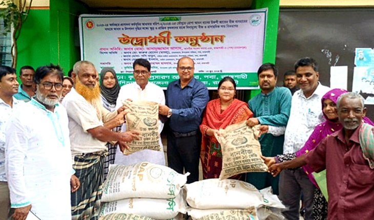রাজশাহীতে কৃষকদের মাঝে বিনামূল্যে ধান-বীজ-সার বিতরণ