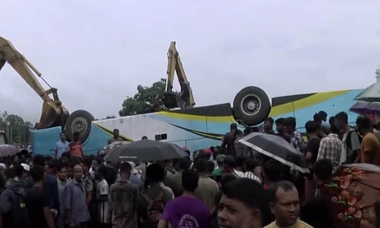 সীতাকুণ্ডে নিয়ন্ত্রণ হারিয়ে যাত্রীবাহী বাস খাদে, নিহত ১