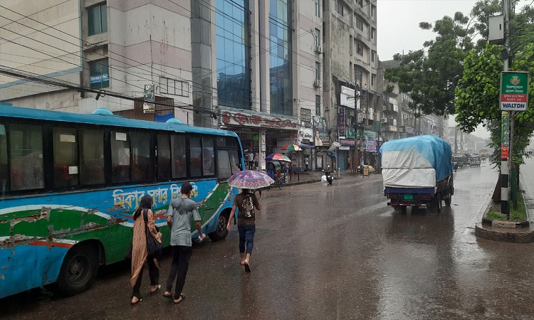 রাজধানীতে ঝুম বৃষ্টি, ভোগান্তিতে অফিসগামীরা