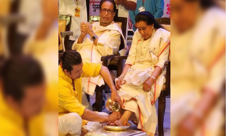 সবাইকে অবাক করে আশা ভোঁসলের পা ধুয়ে দিলেন সোনু নিগম!