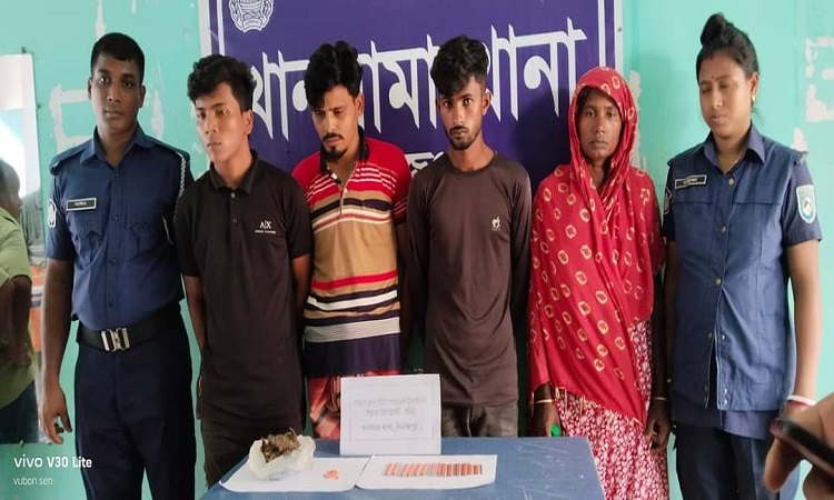 খানসামায় ৪ মাদক ব্যবসায়ী গ্রেফতার