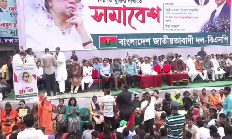 বৃষ্টি উপেক্ষা করে নয়াপল্টনে চলছে বিএনপির সমাবেশ