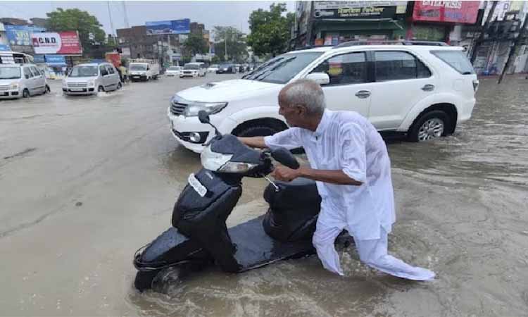 রেকর্ড ভারী বর্ষণে তলিয়ে গেছে ভারতের রাজধানী নয়াদিল্লি