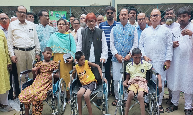 গুরুদাসপুরে হুইল চেয়ার, চেক ও কৃষি উপকরণ বিতরণ