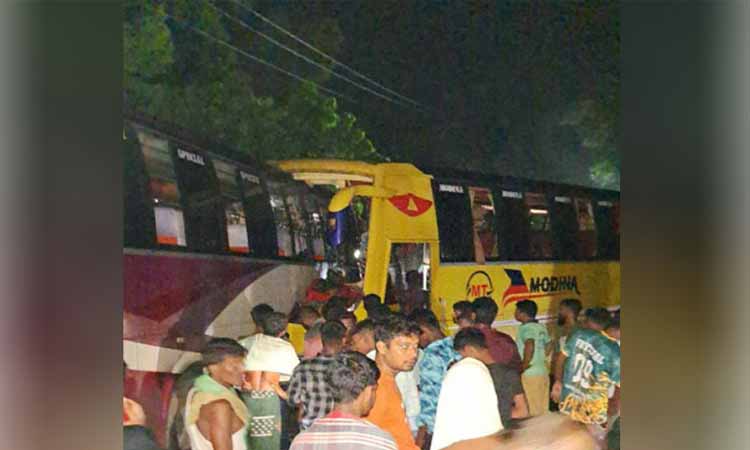 গোদাগাড়ীতে দুই বাসের মুখোমুখি সংঘর্ষে নিহত ২