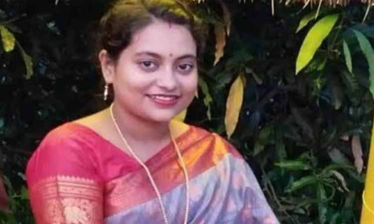 স্বামীর মোটরসাইকেল থেকে ছিটকে পড়ে গৃহবধূর মৃত্যু